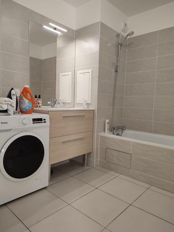 Chambre Privee Dans Un Nouvel Appartement Partage Pres De Paris Avec Parking Gratuit Chevilly-Larue Exterior foto